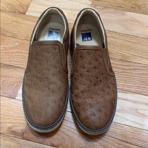 Johnston and Murphy Brown Slip-On Men's Shoes. Embossed skulls. Size 8 mens.